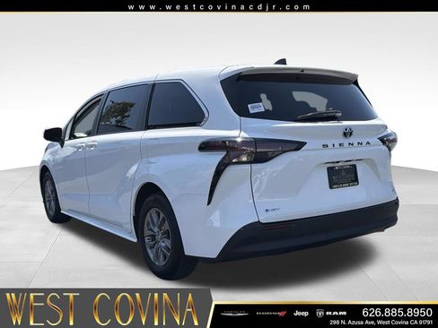 Used 2025 Toyota Sienna LE FWD image 8