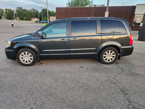 Used 2012 Chrysler Town & Country Touring-L w/ Entertainment Group #2 FWD image 7