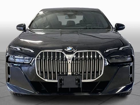 Used 2025 BMW 740i image 4