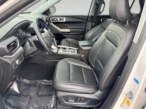 Used 2022 Ford Explorer XLT w/ Equipment Group 202A RWD image 10