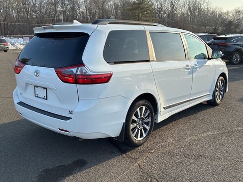Used 2020 Toyota Sienna LE image 2