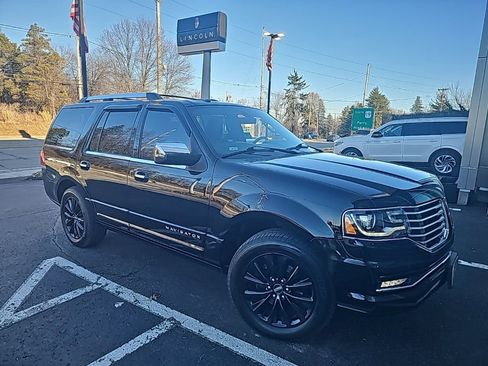 Used 2017 Lincoln Navigator Select image 3