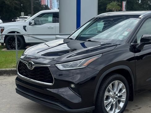 Used 2021 Toyota Highlander Limited FWD image 2
