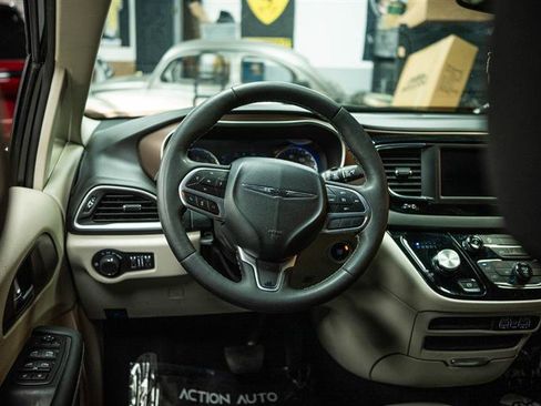 Used 2024 Chrysler Voyager LX image 16