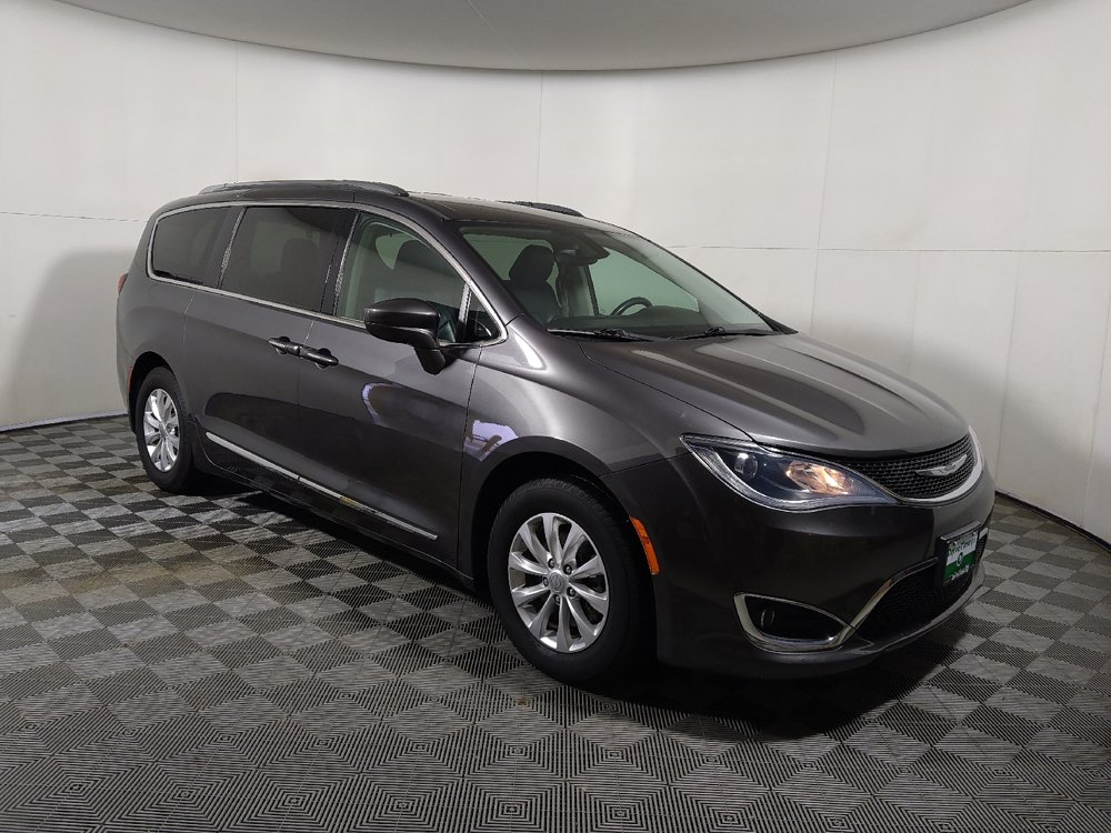 Used 2018 Chrysler Pacifica Touring-L FWD image 11