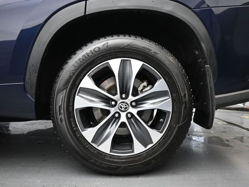 Used 2023 Toyota Highlander XLE image 12