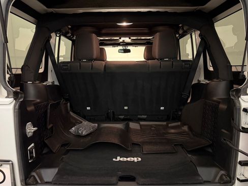 Used 2016 Jeep Wrangler Unlimited Sahara image 25