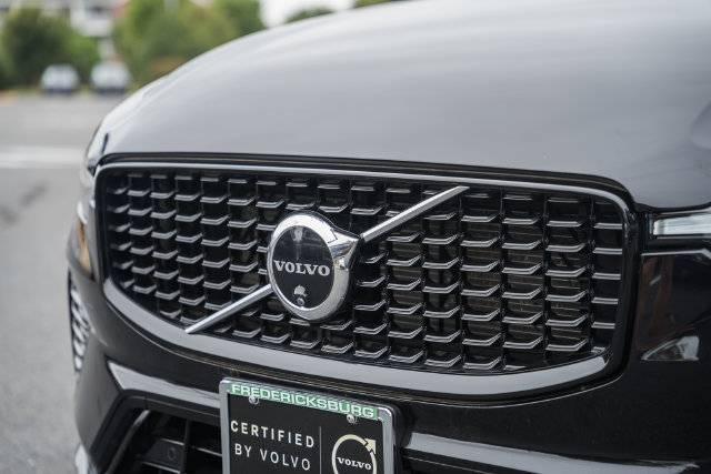 Certified 2025 Volvo XC60 B5 Plus w/ Climate Package AWD/4WD image 12