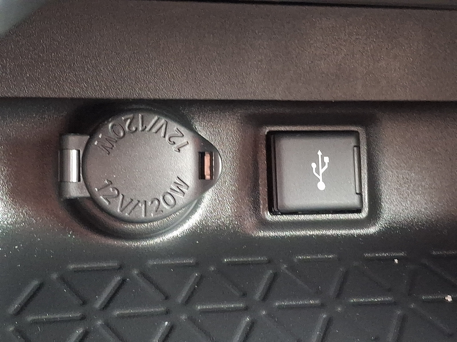 Used 2021 Toyota RAV4 LE AWD/4WD image 22