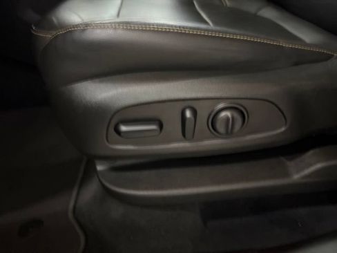 Used 2021 Chevrolet Traverse LT w/ LT Premium Package AWD/4WD image 39