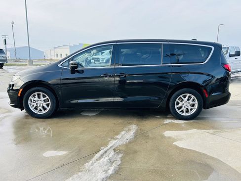 Used 2024 Chrysler Pacifica Touring-L image 27