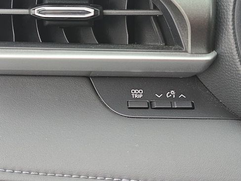 Used 2023 Toyota Highlander L image 26