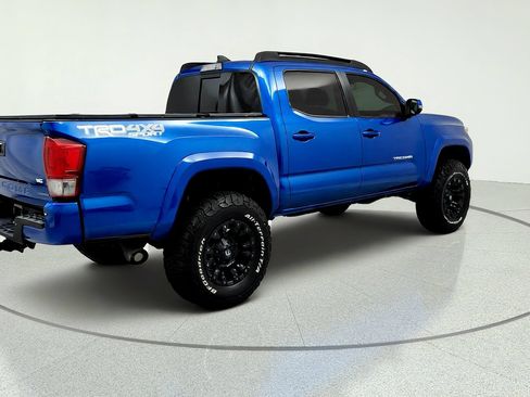 Used 2017 Toyota Tacoma TRD Sport AWD/4WD image 5