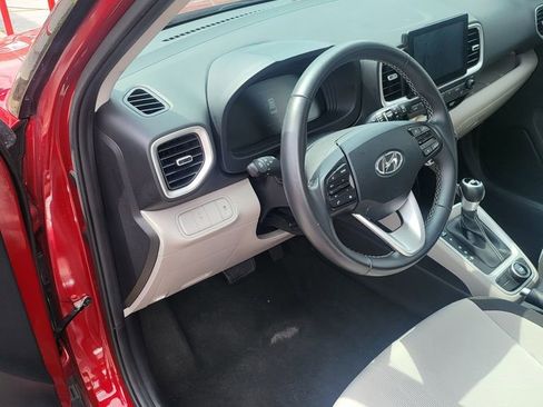 Used 2025 Hyundai Venue SEL image 3