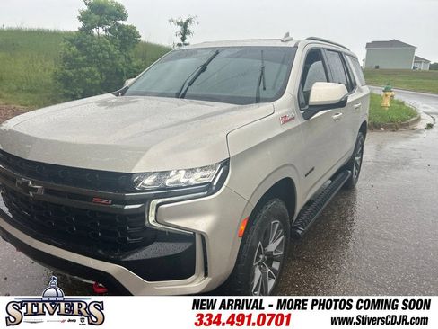 Used 2022 Chevrolet Tahoe Z71 w/ Luxury Package AWD/4WD image 3