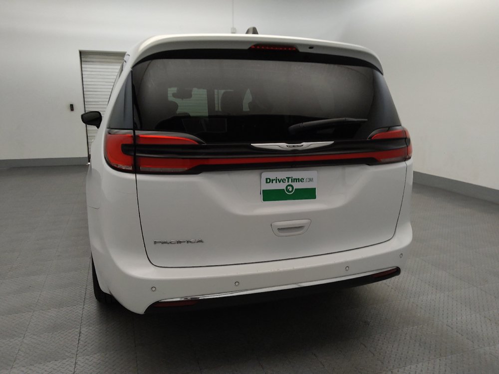 Used 2024 Chrysler Pacifica Touring-L FWD image 6