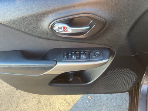 Used 2018 Jeep Cherokee Latitude image 20