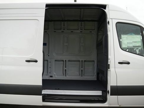 Used 2025 Mercedes-Benz Sprinter 2500 image 11