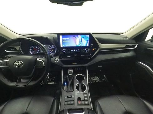 Used 2024 Toyota Highlander XLE AWD/4WD image 32