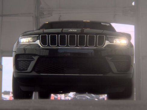 Used 2025 Jeep Grand Cherokee Laredo X AWD/4WD image 2