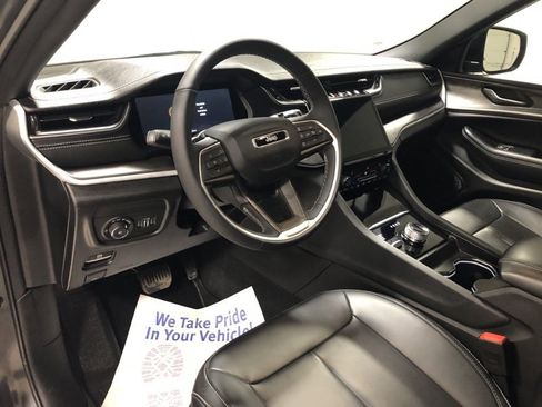 Used 2025 Jeep Grand Cherokee Limited image 19