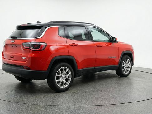 Used 2025 Jeep Compass Limited image 9
