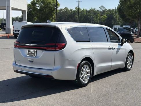 Used 2024 Chrysler Pacifica Touring-L FWD image 12