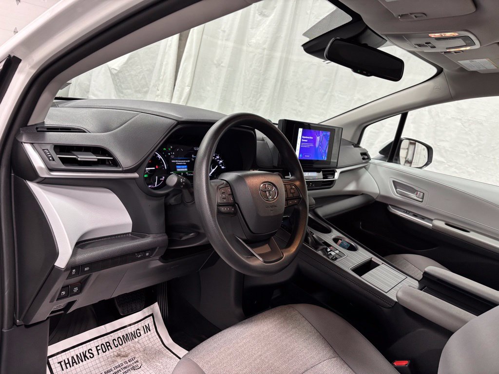 Used 2026 Toyota Sienna LE FWD image 15
