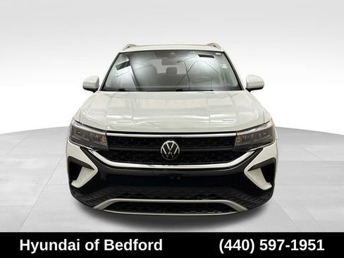 Used 2022 Volkswagen Taos SE w/ Panoramic Sunroof Package FWD image 2