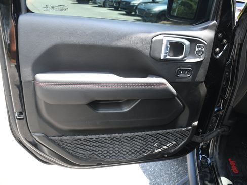 Used 2022 Jeep Gladiator Rubicon w/ Cold Weather Group AWD/4WD image 9