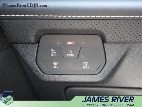Used 2024 Volkswagen Atlas Cross Sport SE FWD image 31