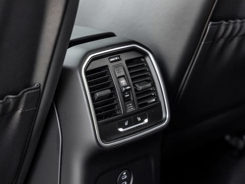 Certified 2026 Porsche Macan Turbo AWD/4WD image 37