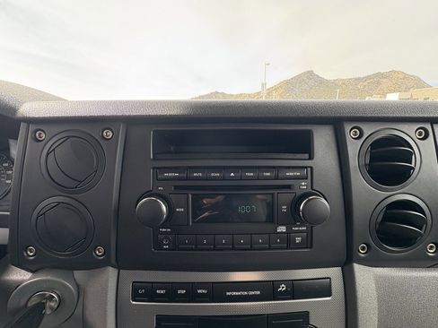 Used 2006 Jeep Commander 4WD image 16