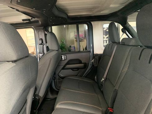 Used 2025 Jeep Wrangler Unlimited Sahara AWD/4WD image 15