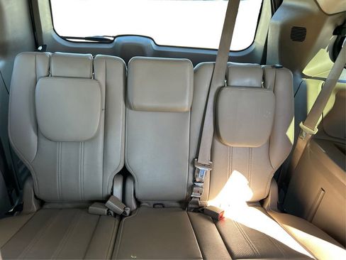 Used 2016 Chrysler Town & Country Touring-L image 36