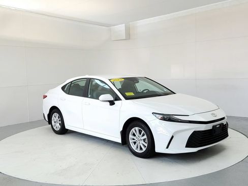 Used 2025 Toyota Camry LE AWD/4WD image 7