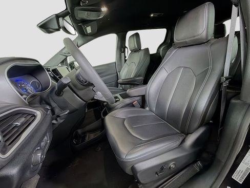 Used 2025 Chrysler Pacifica Select image 13