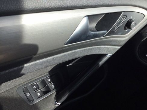 Used 2016 Volkswagen Golf S FWD image 35