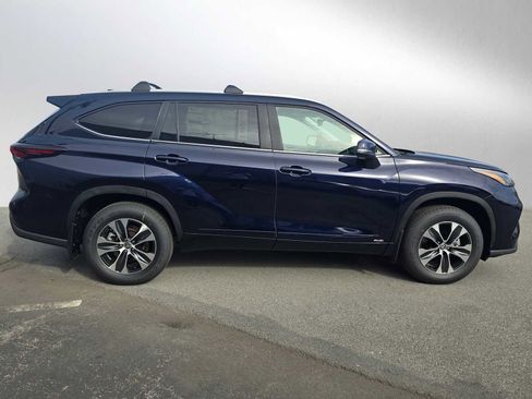 New 2026 Toyota Highlander XLE image 2