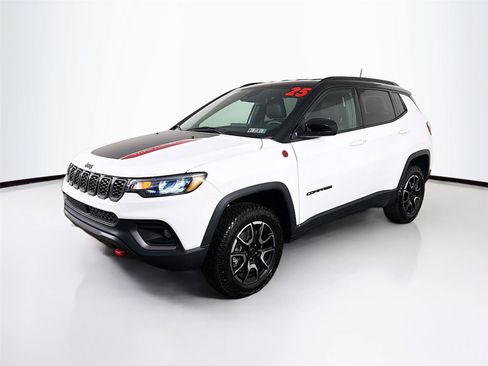 Used 2025 Jeep Compass Trailhawk AWD/4WD image 3