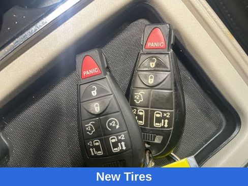 Used 2016 Chrysler Town & Country Touring FWD image 20