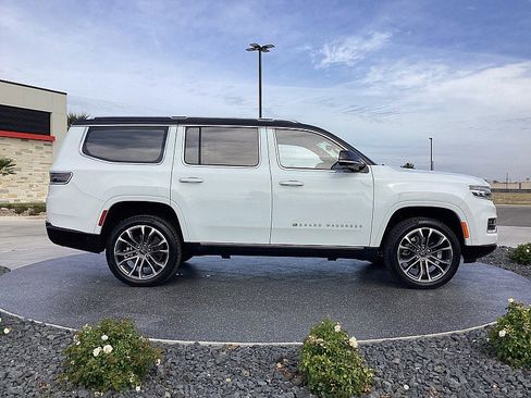 Used 2023 Jeep Grand Wagoneer Series III image 4