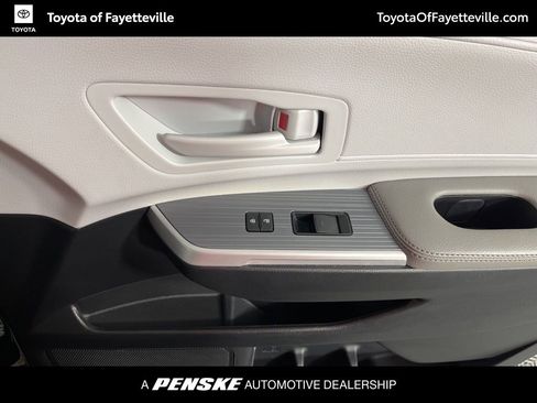 Used 2025 Toyota Sienna LE w/ LE Plus Package image 23