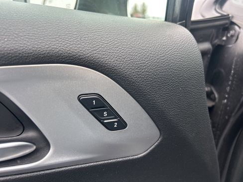 Used 2020 Chrysler Pacifica Touring-L image 18