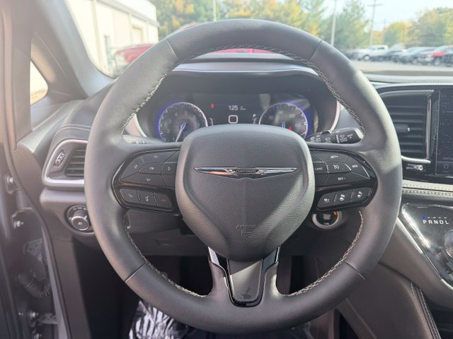 Used 2025 Chrysler Pacifica Limited FWD image 33