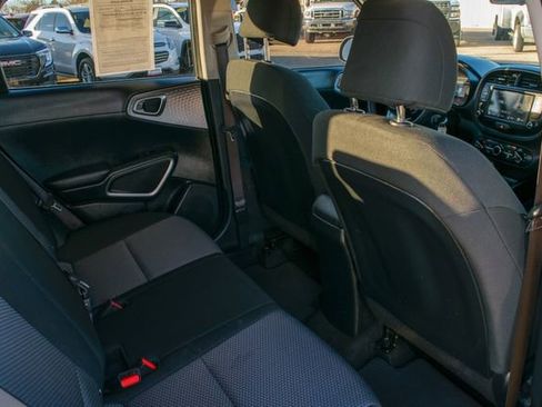 Used 2022 Kia Soul LX image 17