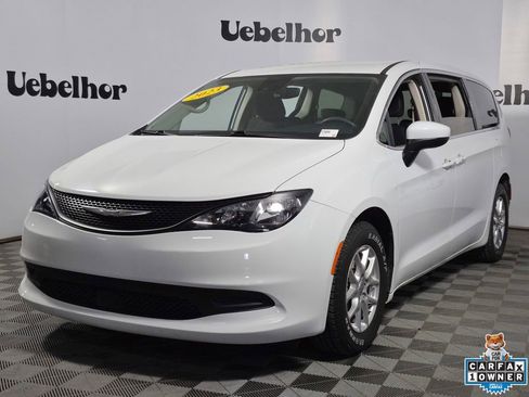 Used 2023 Chrysler Voyager LX FWD image 3