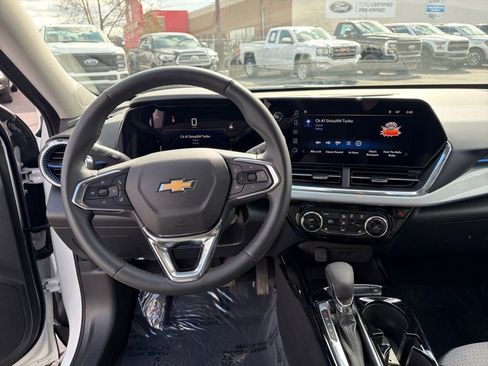 Used 2025 Chevrolet Trax LT w/ LT Convenience Package image 9