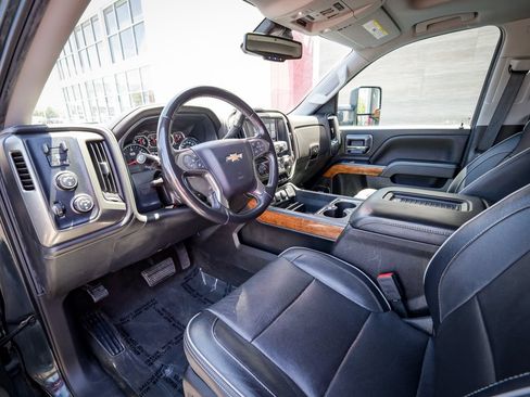 Used 2018 Chevrolet Silverado 1500 High Country AWD/4WD image 12
