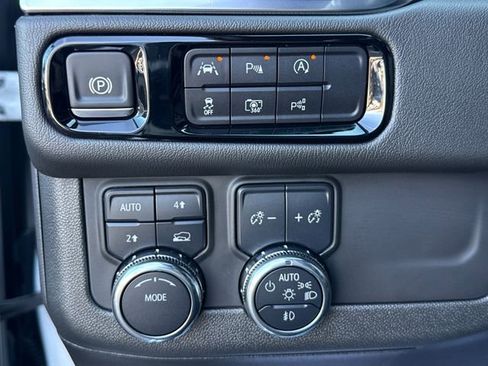 Used 2025 GMC Yukon Denali AWD/4WD image 19